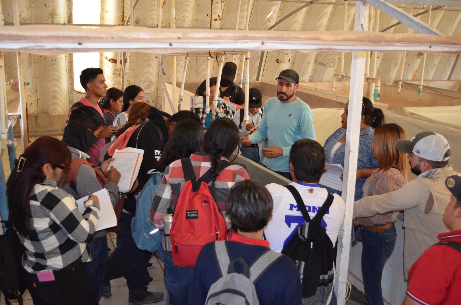 Fortalecen formación de estudiantes de acuacultura con recorridos en centros acuícolas